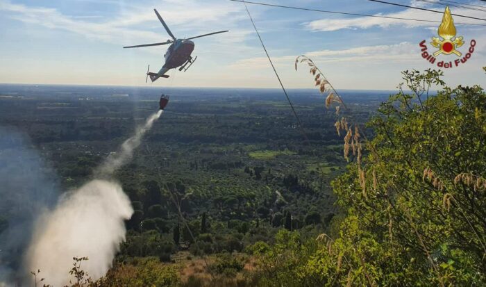 Tivoli, incendio nel bosco sulla strada Pomata: la situazione in diretta