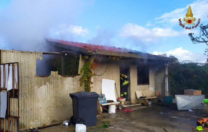 Ardea, incendio in appartamento in mattinata sul Lungomare degli Ardeatini: difficili le operazioni di spegnimento