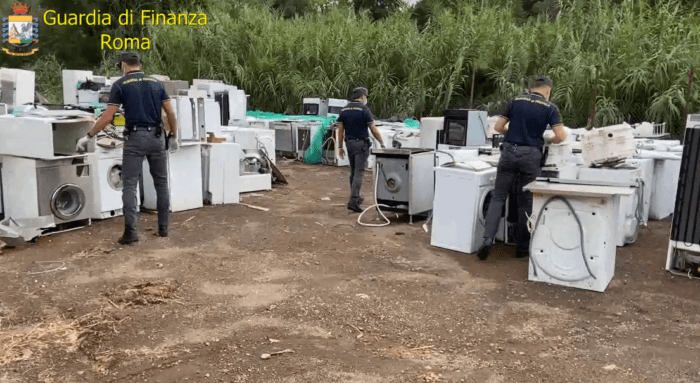 Castelverde, scoperta discarica abusiva di 3000 metri quadrati: nei guai una persona al Prenestino