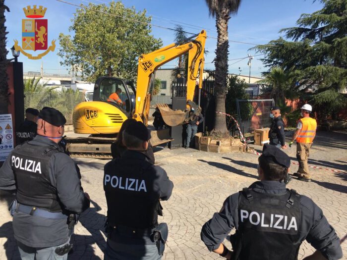 Roma, la Polizia di Stato procede con l'abbattimento delle proprietà abusive degli Spada