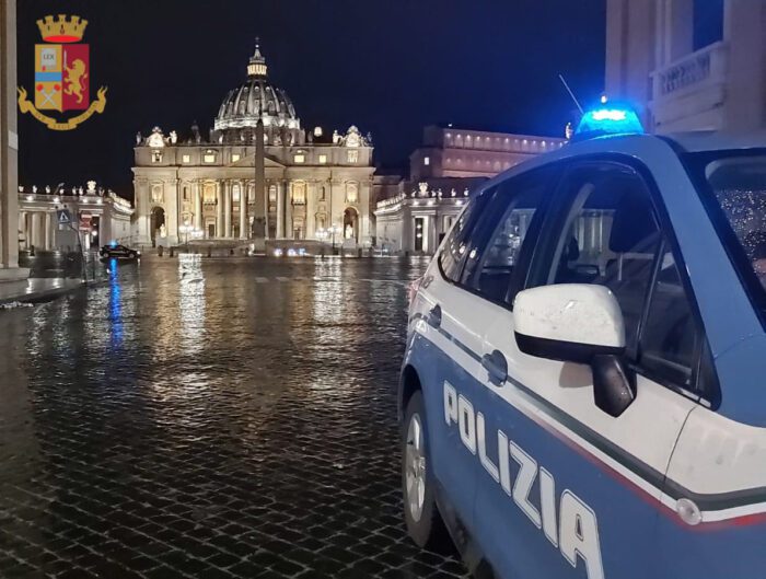 san pietro incendia riviste cartelloni edicola