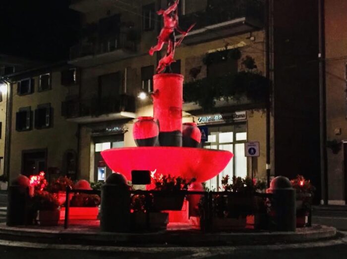 A Nemi La fontana della Diana, in piazza Roma, si accende di rosso per la Giornata contro la violenza sulle donne