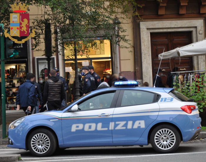 Fiumicino. Inottemperante all'obbligo dell'uso dei dispositivi di protezione individuale anti covid, dà in escandescenza e aggredisce i poliziotti