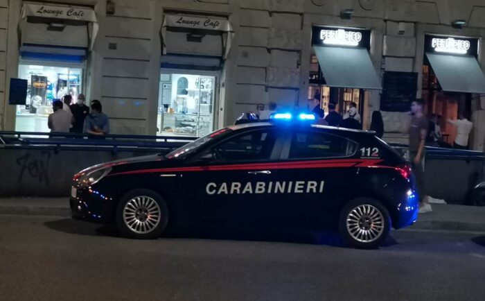 I Carabinieri hanno inoltre trovato 20 persone sedute all'interno, intente a consumare. Scoperto anche un assembramento di 200 persone in zona #Parioli