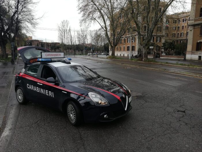 Pigneto, avvicina alle spalle una donna e la deruba dello smartphone