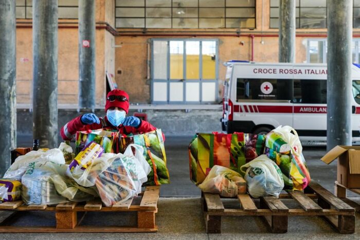 Roma, tanti cittadini rispondono presente alla Raccolta Alimentare organizzata dalla Croce Rossa Italiana