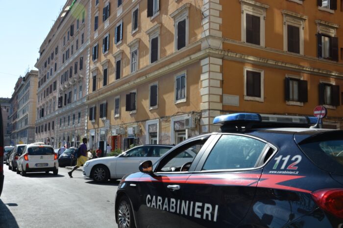 Esquilino. Chiacchiere, schiamazzi e birra sotto i portici. Sanzionati otto cittadini che non rispettano le norme anti-Covid