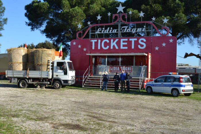 Circo Togni a Capannelle, iniziativa di solidarietà della Polizia Locale: raccolti i fondi per l'acquisto di cibo per gli animali