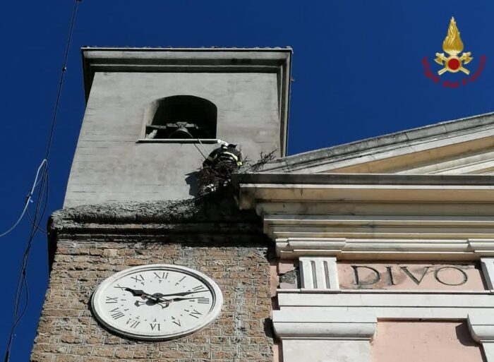 Ienne, cornicioni pericolanti alla chiesa S. Andrea