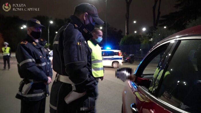 Roma, controlli rispetto norme anti Covid nei quartieri periferici e del Centro-Città: 20 multe e isolata piazza San Calisto per assembramenti