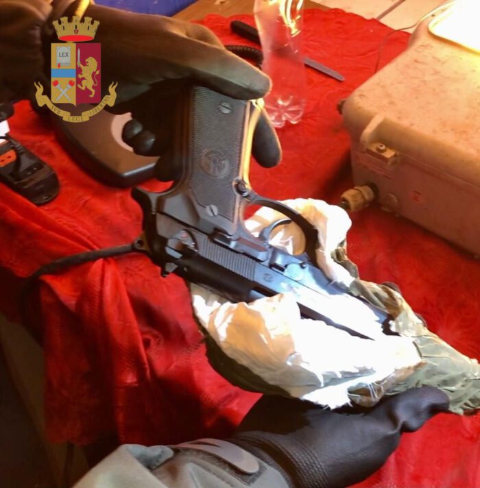 Collatina, controlli al Campo Rom di via Salone. 20enne trovato con una pistola Beretta