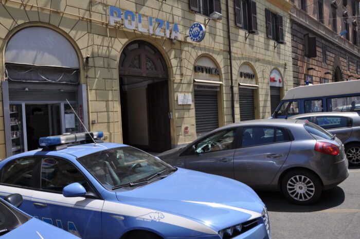 Esquilino, aggredisce autista Atac e poliziotti perché non vuole indossare la mascherina: arrestato 22enne