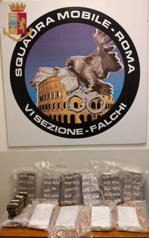 Tuscolana, box auto stupefacente: 12 kg di hashish all'interno