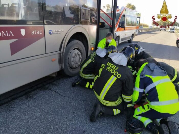 tor vergata ciclista incastrato autobus