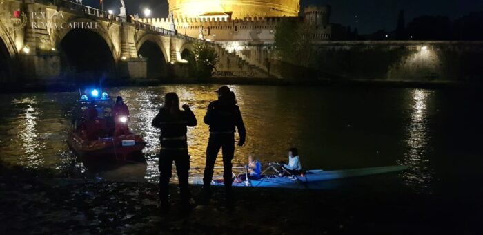 tevere salvate donne canoa