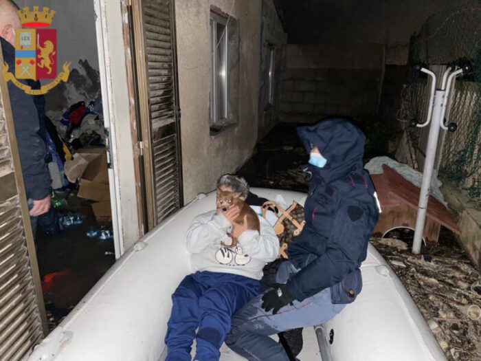 Nubifragio a Ostia. La Polizia di Stato porta in salvo 10 persone e dei cani (FOTO e VIDEO)