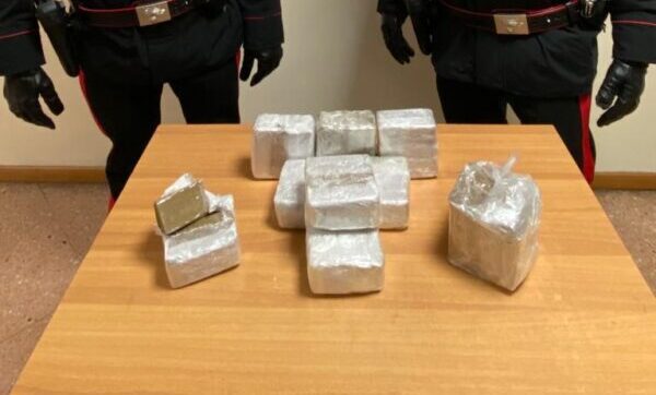 Stazione Tiburtina, arrestato corriere della droga: aveva con sé 5 kg di hashish