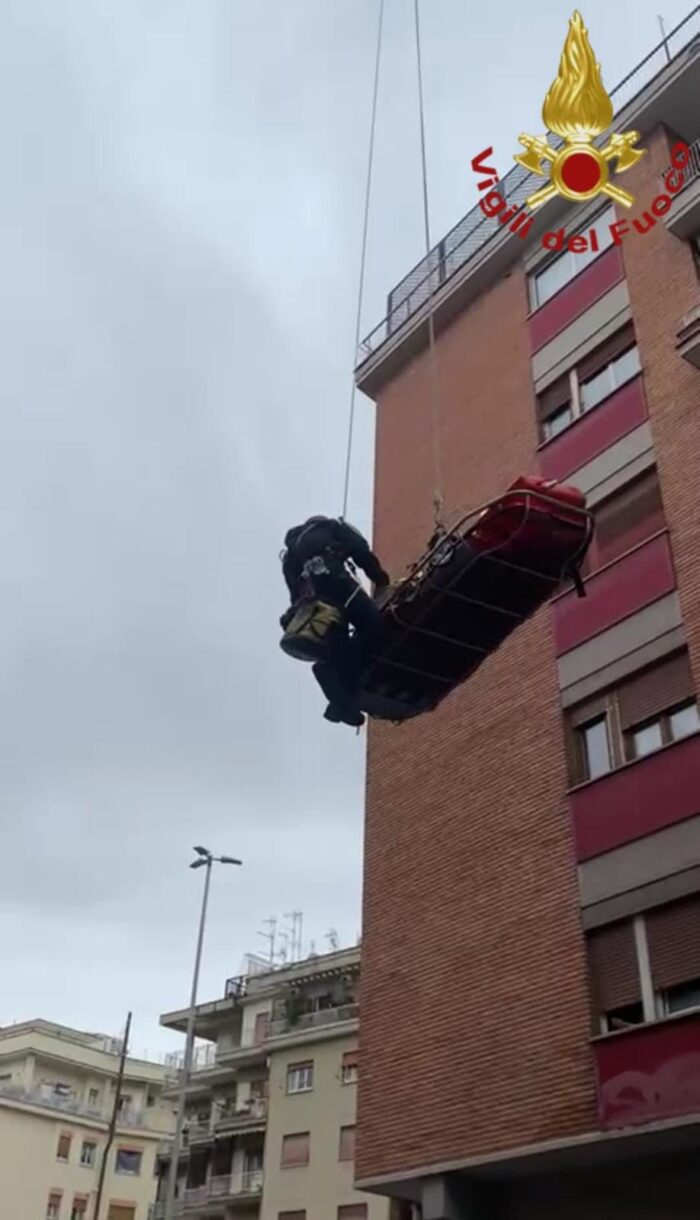 Cornelia, trasporto "maxi" speciale: vigili del fuoco aiutano a soccorrere persona di oltre 200 kg