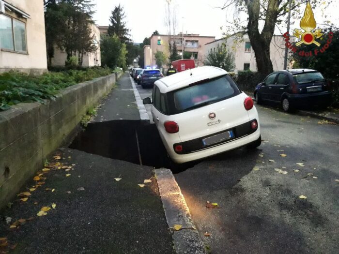 Guidonia Montecelio, si apre voragine profonda 10 metri. Coinvolta un'auto in sosta