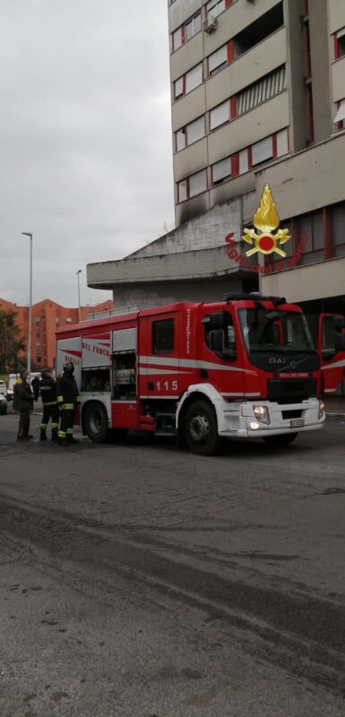 Collatino incendio uffici via Mozart oggi 23 dicembre 2020