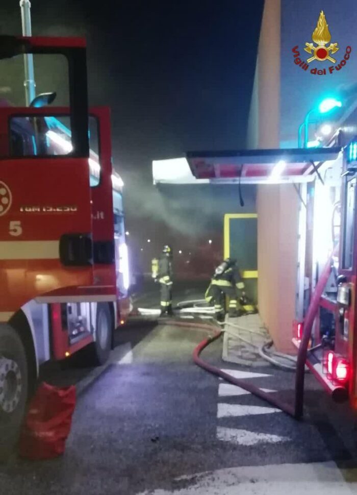 acilia incendio eurospin via prato cornelio