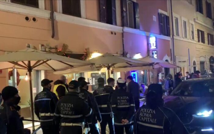 Monti e Trastevere, multati 40 ragazzi assembrati davanti ai locali. Controlli anche a Esquilino, Prenestino, Casilino, Appio e Tuscolano