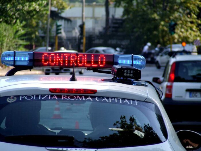 Controlli mirati per contrastare l'uso dello smartphone alla guida: fioccano le multe