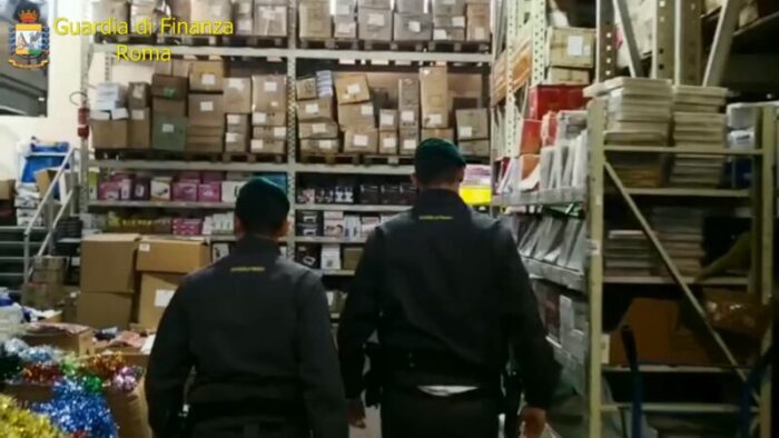 Roma, maxi sequestro di luminarie natalizie e "storditori" elettrici venduti abusivamente: denunciate 4 persone (VIDEO)