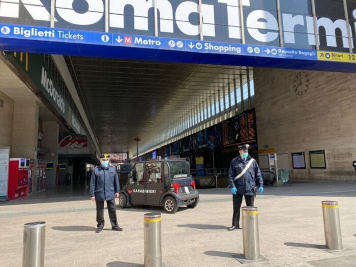 Aspetta la metro a Termini e viene derubata del portafogli: ancora giovani ladre in azione a Roma