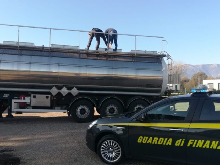 Cassino, la GdF di Frosinone pone a sequestro 20.000 litri di carburante annacquato presso un distributore