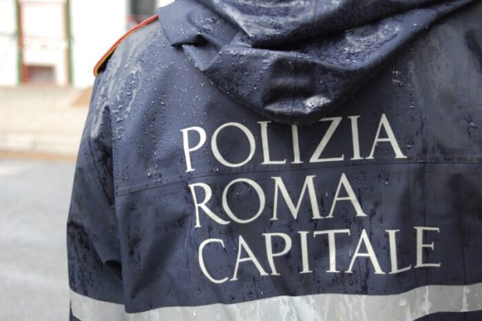 Vagava in stato confusionale sul tratto autostradale Roma-Fiumicino: salvata 48enne dalla Polizia Locale