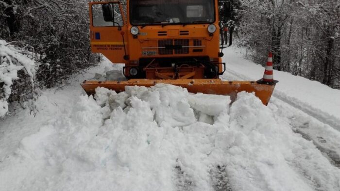 A segni ha nevicato. Via Traiana bloccata a causa delle operazioni di rimozione della neve, spargimento del sale e via discorrendo. Situazione dunque particolare per tutte le persone che vogliono raggiungere la cittadina, partendo da Colleferro. La situazione