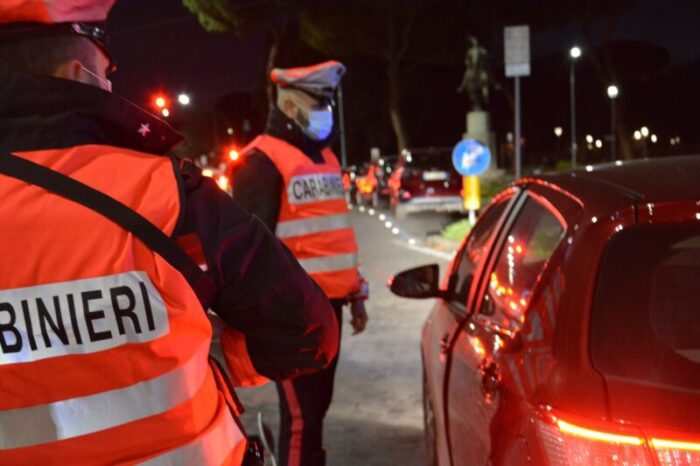 San Basilio, tenta di eludere un controllo dei Carabinieri con l'auto rubata