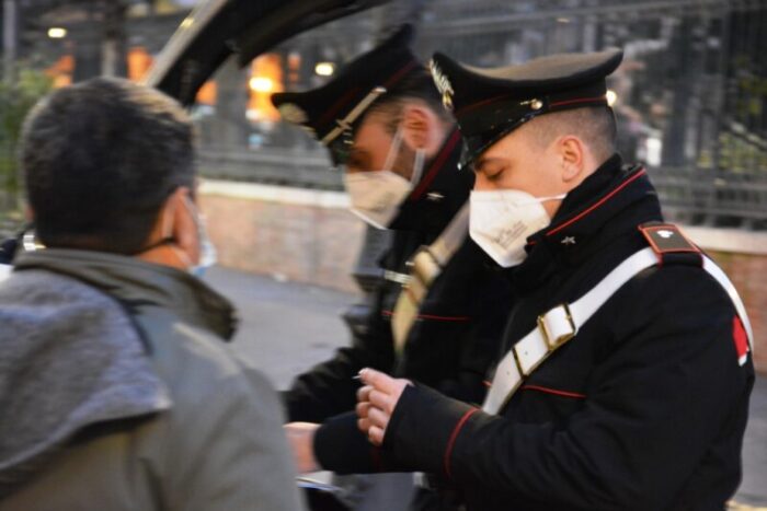 Esquilino. Ubriachezza molesta e persone senza mascherina: diverse persone multate in piazza Vittorio Emanuele II