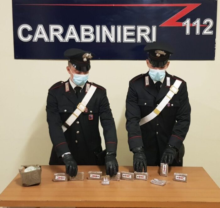 Torvajanica, 31enne di Genzano di Roma pizzicato con la droga cerca di disfarsene buttandola sotto un'auto. Al pusher è stato sequestrato 1 kg di hashish