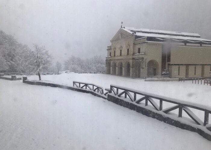 Ciociaria imbiancata dalla neve. Attivi mezzi spazzaneve e tecnici per ripristinare la viabilità (FOTO)