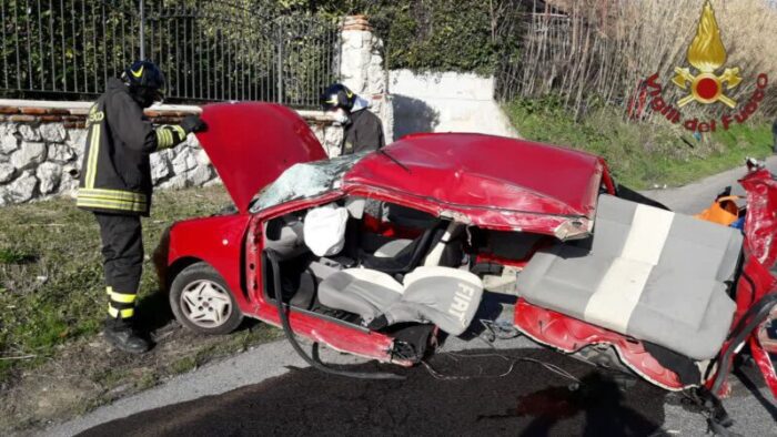 Guidonia Montecelio, brutto incidente: auto distrutta e due feriti elitrasportati in ospedale