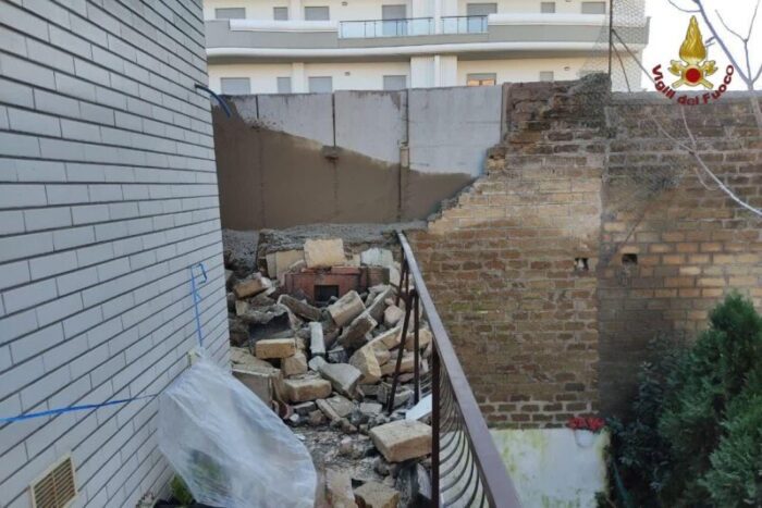 Boccea, crolla un muro e i detriti finiscono su un'abitazione e un balcone: ecco cosa è successo a Roma