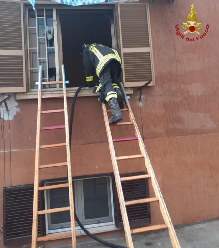 Centocelle, incendio in appartamento dove c'erano madre e due figli