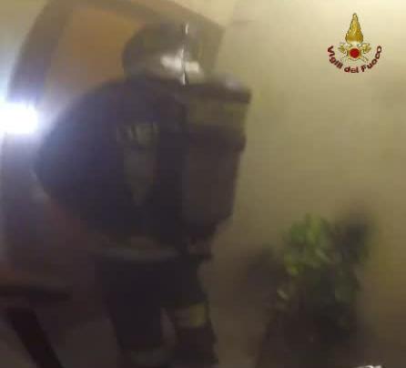 Alessandrino, incendio in un appartamento. Necessario l'intervento dei Vigili del Fuoco