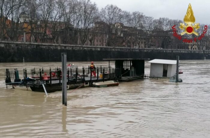 Roma, i Vigili del Fuoco soccorrono un clochard rimasto bloccato dalla piena del Tevere. La vicenda