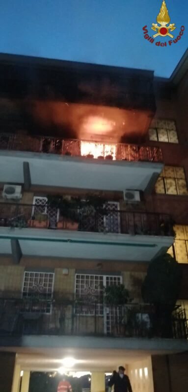 Trullo, incendio in appartamento: i vigili del fuoco evacuano l'edificio. Soccorsi i feriti