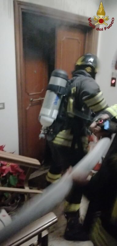 Incendio in via Prenestina: trovata in cucina una donna parzialmente ustionata, trasportata in ospedale