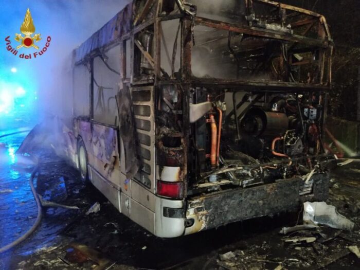 Casilina, bus in fiamme tra Tor Vergata e Tor Bella Monaca