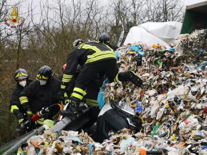 Malagrotta, brutto incidente tra furgone e tir: conducente estratto dalle lamiere e trasportato in codice rosso all'ospedale