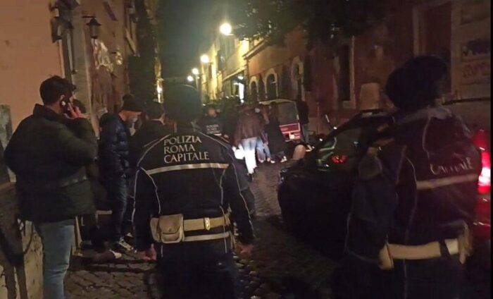 Roma controlli assembramento rissa Trastevere