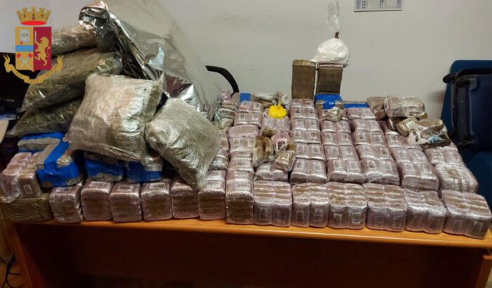 Ottavia, maxi sequestro di droga: rinvenuti 105 kg di hashish e altri stupefacenti