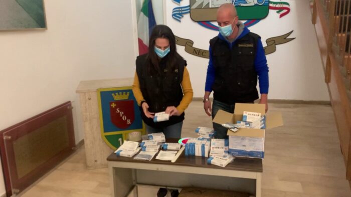 Roma, scoperti migliaia di farmaci e preparati illegali per la cura del Coronavirus. Denunciate due persone