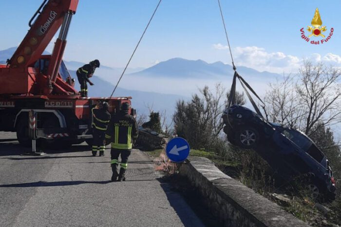 Uomo finisce fuori strada a Montecassino e auto prende fuoco a Ferentino: gli interventi dei vigili del fuoco