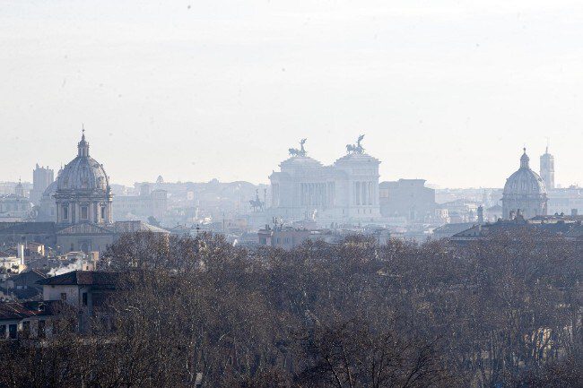 Roma, smog fuori controllo: quinto giorno consecutivo con superamenti dei valori massimi consentiti da PM10 e secondo giorno di fila con tutte le centrali oltre i limiti